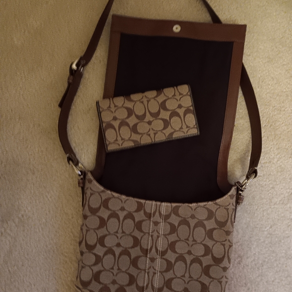 Handbags - Picture 13 of 13